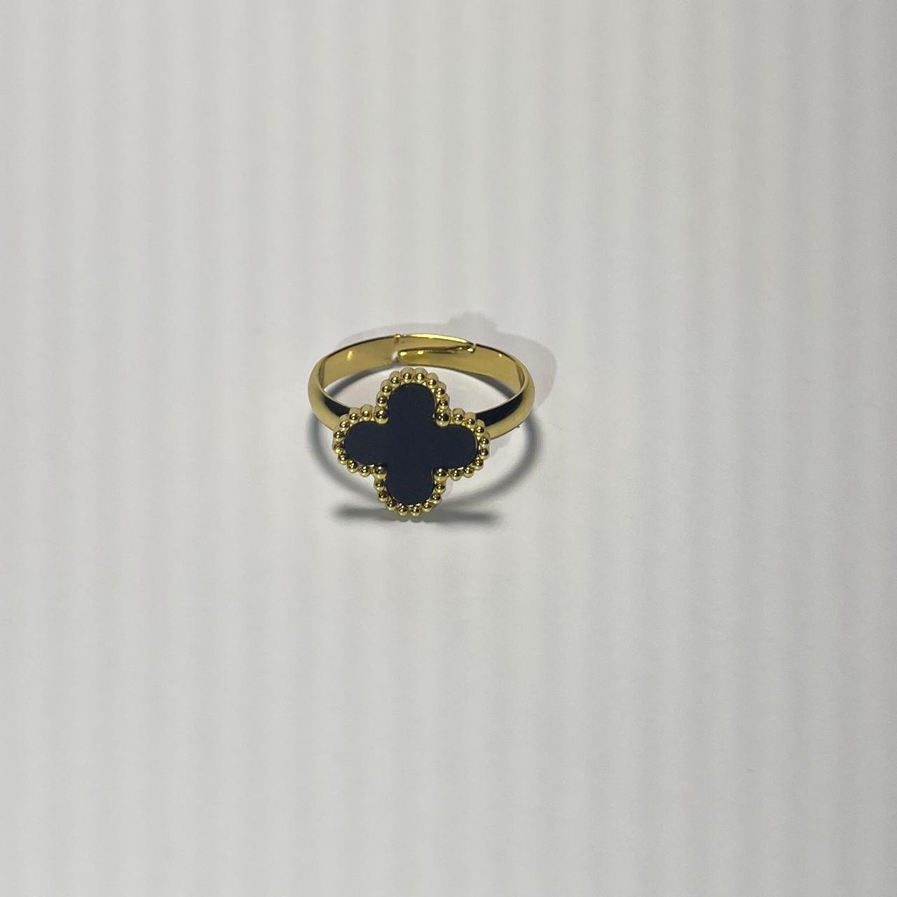 Clover ring
